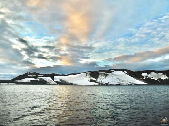 Deception Island Ankuft Süd-Shetland-Inseln - Sea Spirit Antarktis Expeditionsreise Kreuzfahrt