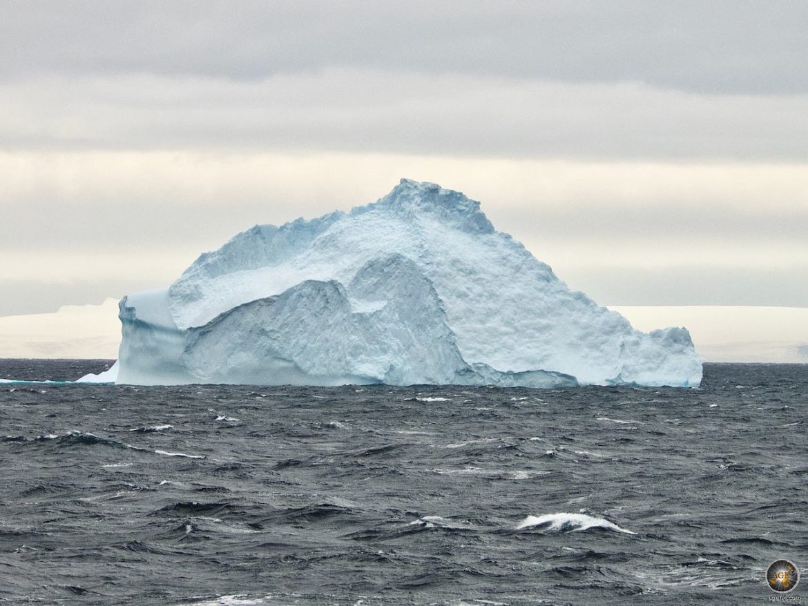 Eisberg bei Neptunes Bellows Deception Island Süd-Shetland-Inseln - Sea Spirit Antarktis Kreuzfahrt