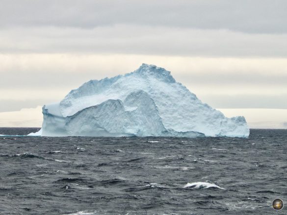 Eisberg bei Neptunes Bellows Deception Island Süd-Shetland-Inseln - Sea Spirit Antarktis Kreuzfahrt