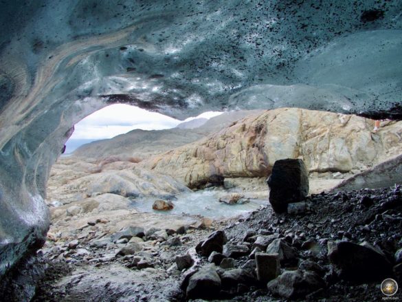 Eishöhle im Glacier Vincinguerra Wanderung bei Ushuaia Feuerland Argentinien Südamerika