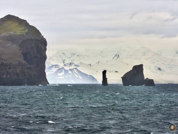 Felsnadel vor Neptunes Bellows Deception Island Süd-Shetland-Inseln - Sea Spirit Antarktis Kreuzfahrt
