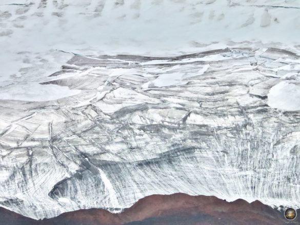 Detailaufnahme Gletscher und Vulkanlandschaft.