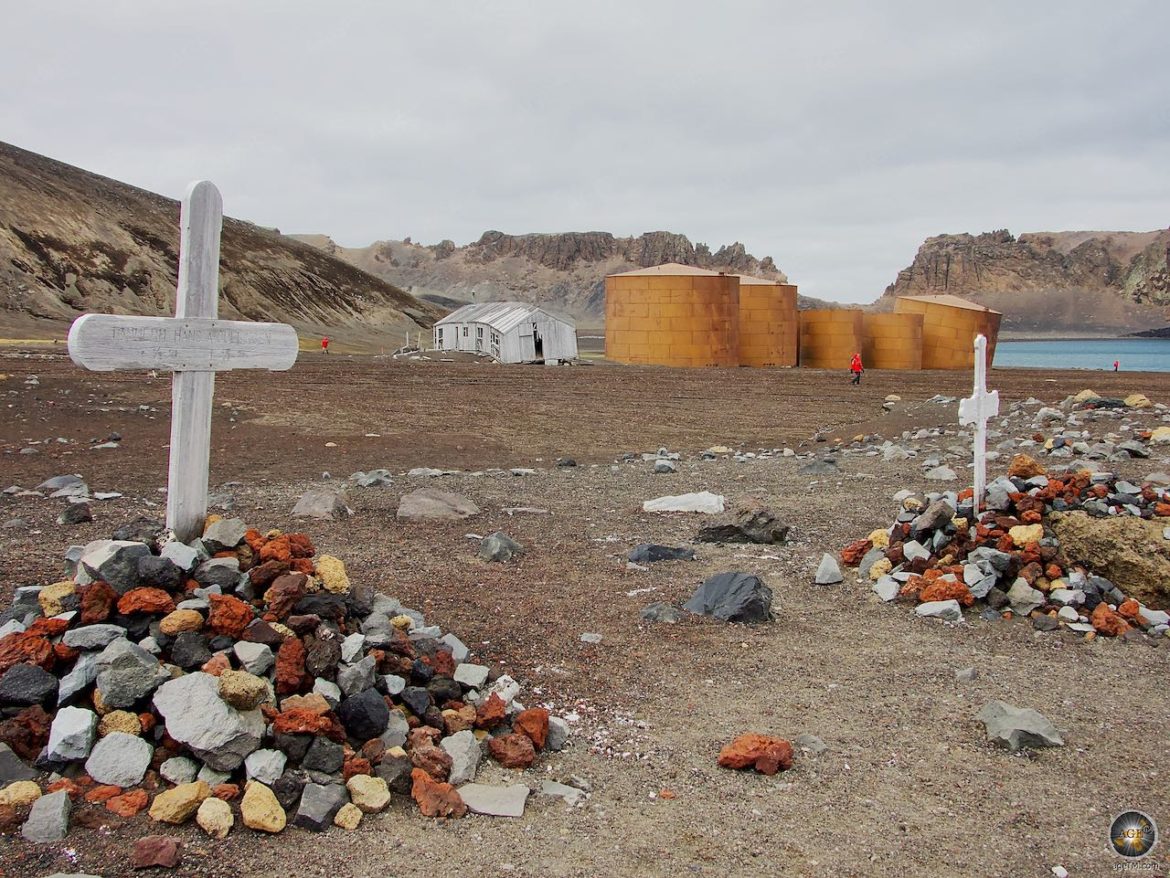 Gräber und ehemalige Walfangstation auf Deception Island.