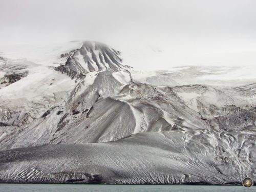 Schneebedeckte Küste von Deception Island.