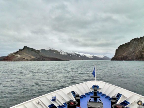 Sea Spirit durchquert Neptunes Bellows Deception Island Süd-Shetland-Inseln - Antarktis Expedition Kreuzfahrt