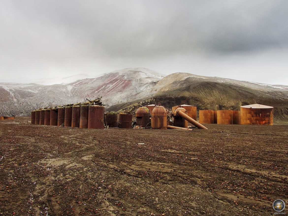 Historic Site der Walfangstation mit Kesseln in der Whalers Bay.