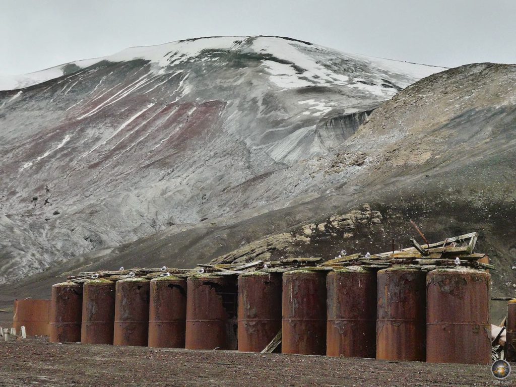 Alte Tanks der einst südlichsten Tran-Kocherei auf Süd-Shetland.