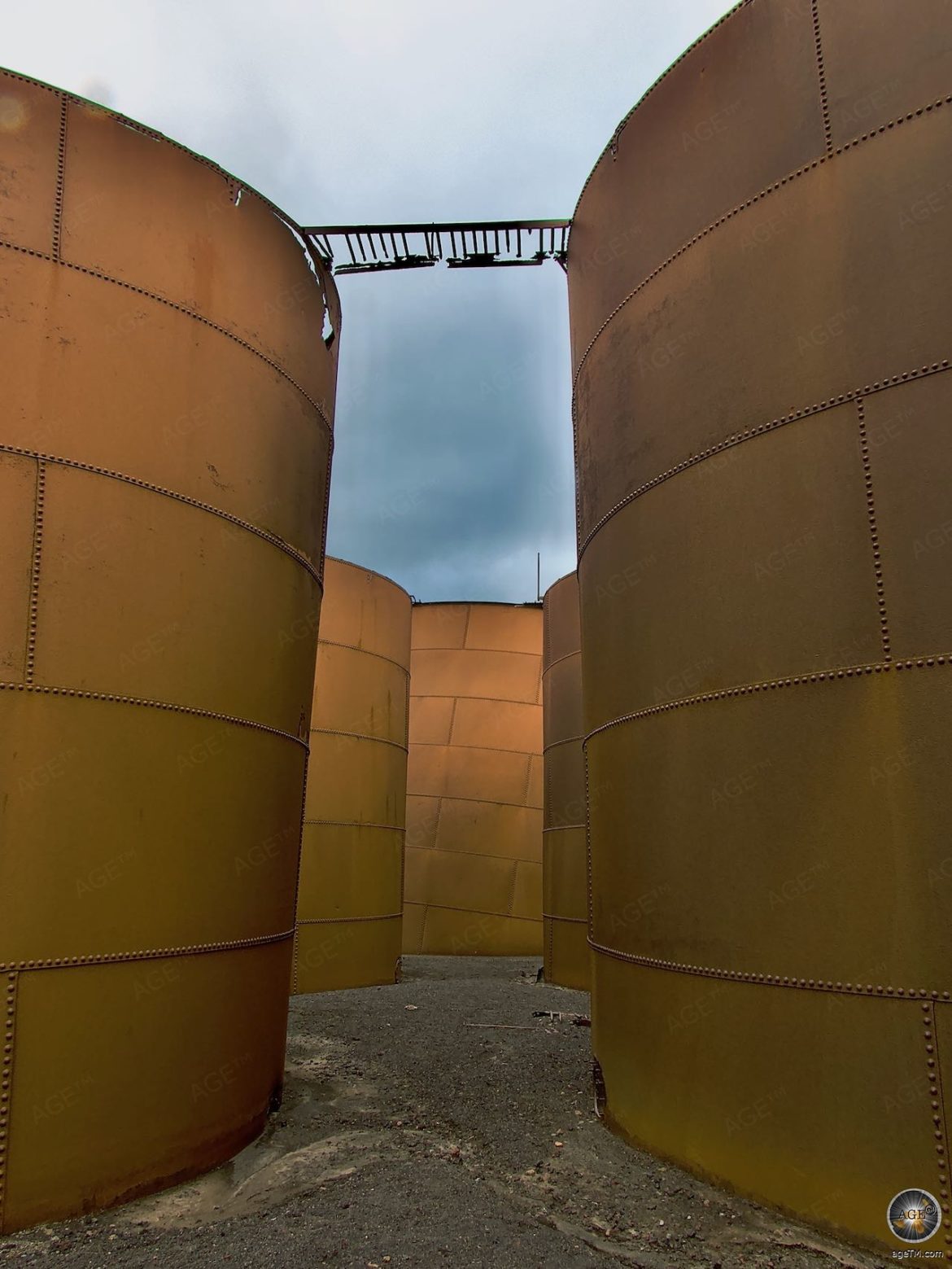 Große Tanks der alten Walfangstation auf Deception Island - Süd-Shetlandinseln -Antarktis Reise