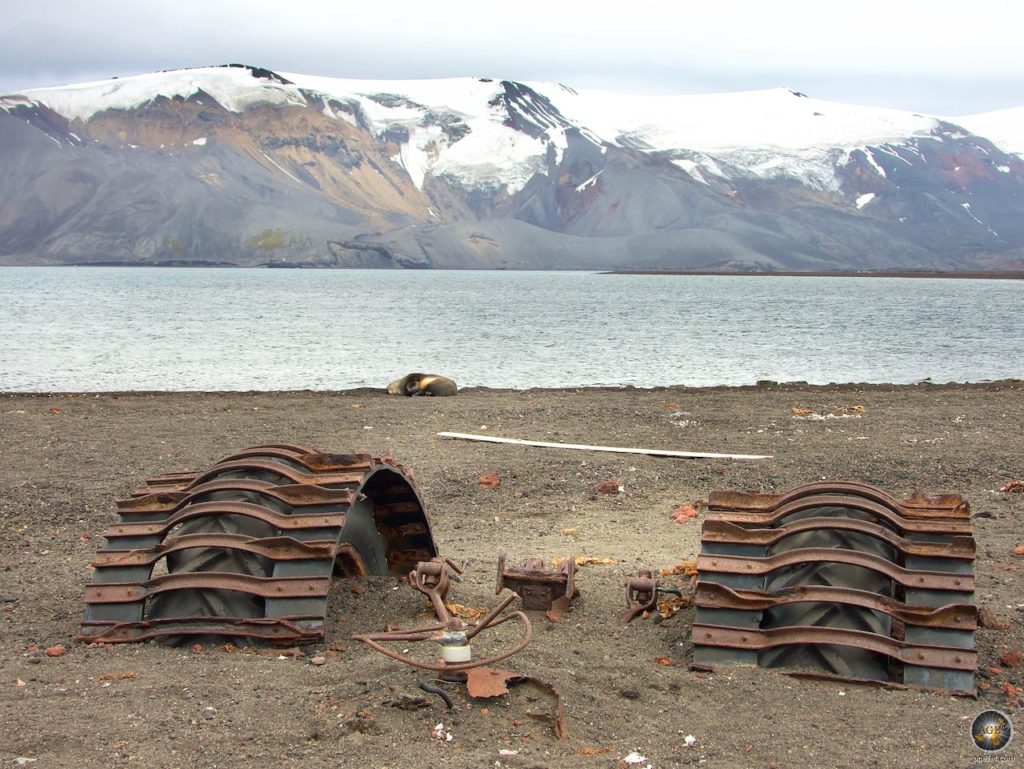 Reste eines Traktors am Vulkanstrand von Deception Island.