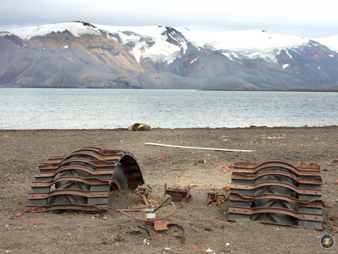 Reste eines Traktors am Vulkanstrand von Deception Island.