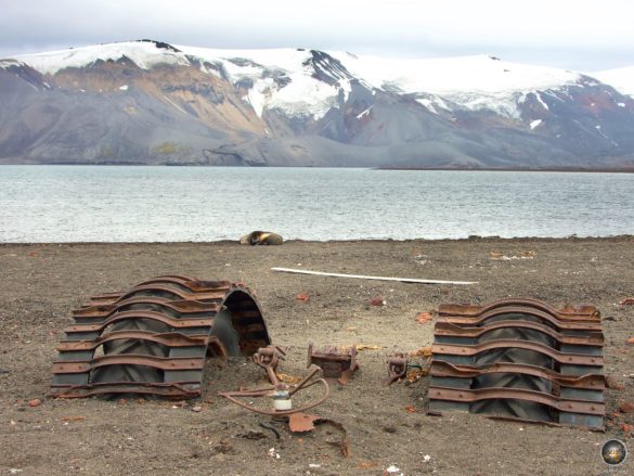 Reste eines Traktors am Vulkanstrand von Deception Island.