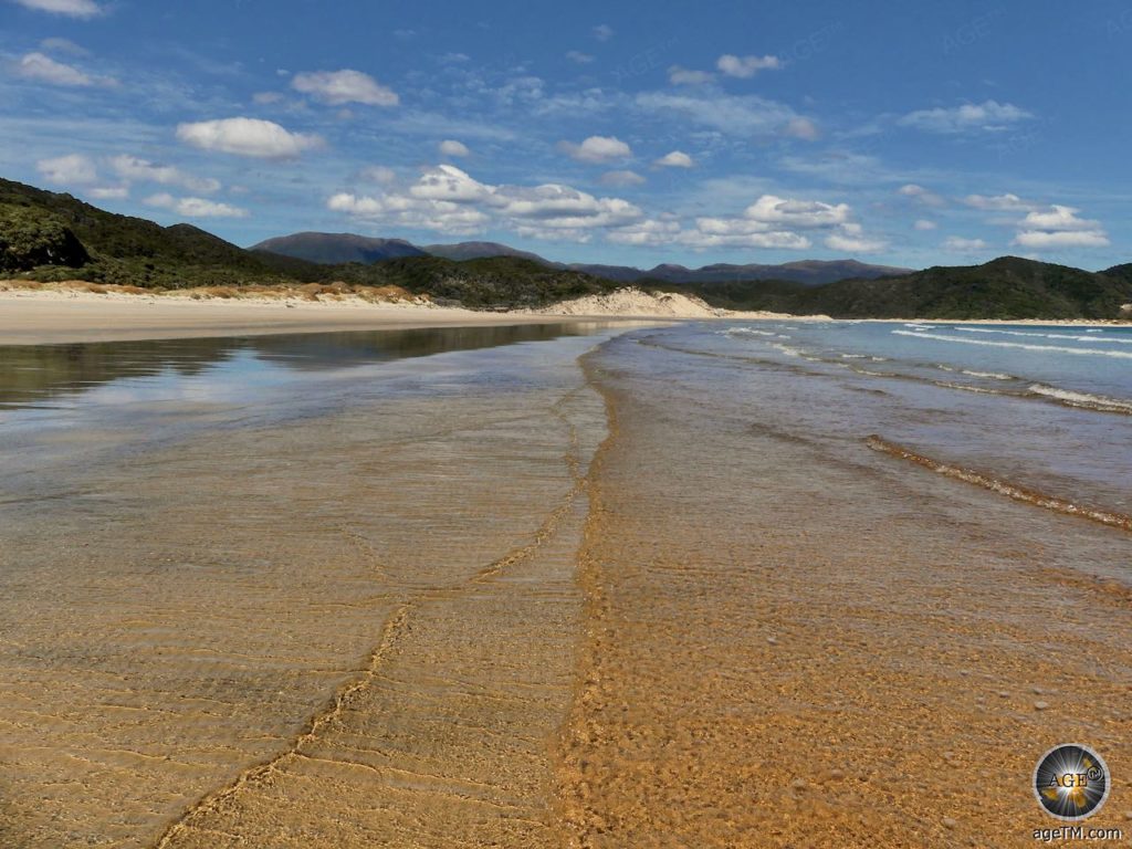 Doughboy Bay Strand bei einer Mehrtageswanderung auf Stewart Island Rakiura Trekking Urlaub Neuseeland