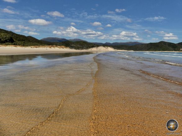 Doughboy Bay Strand bei einer Mehrtageswanderung auf Stewart Island Rakiura Trekking Urlaub Neuseeland