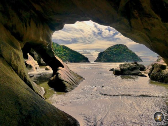 Höhle von Doughboy Bay Stewart Island Rakiura Trekking Neuseeland Urlaub