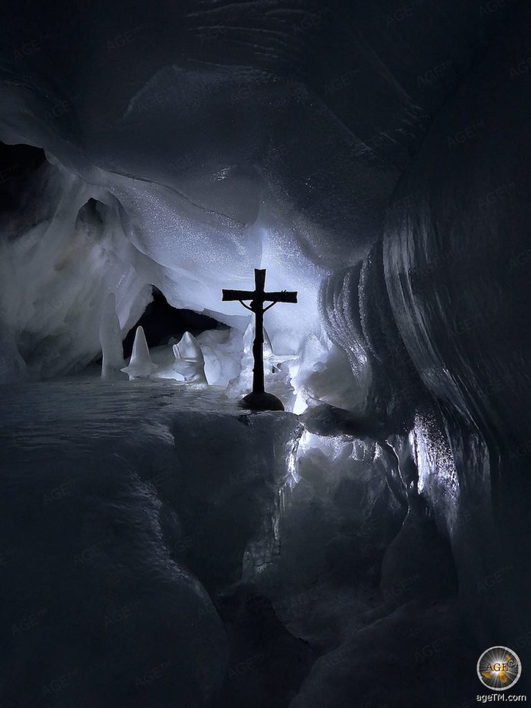 Eiskapelle im Natur-Eis-Palast Gletscher-Eishöhle Tux Tirol Österreich