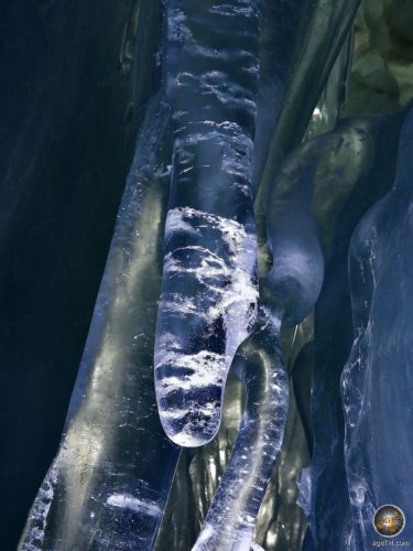 Eiszapfen im Natur-Eis-Palast Hintertuxer Gletscher Tirol Österreich