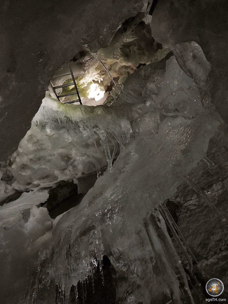 Foto-Tour im Natur-Eis-Palast Hintertux Gletscher-Höhle Tirol Österreich