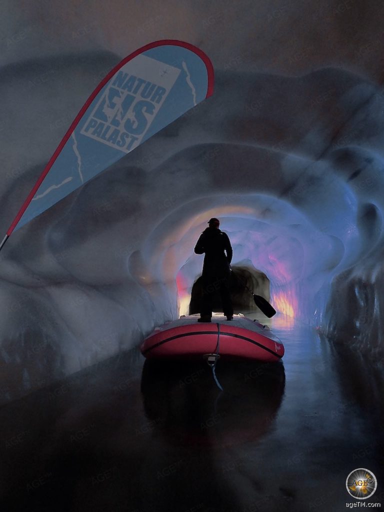 Stand-Up-Paddling im Natur-Eis-Palast Hintertuxer Gletscher Tirol Österreich