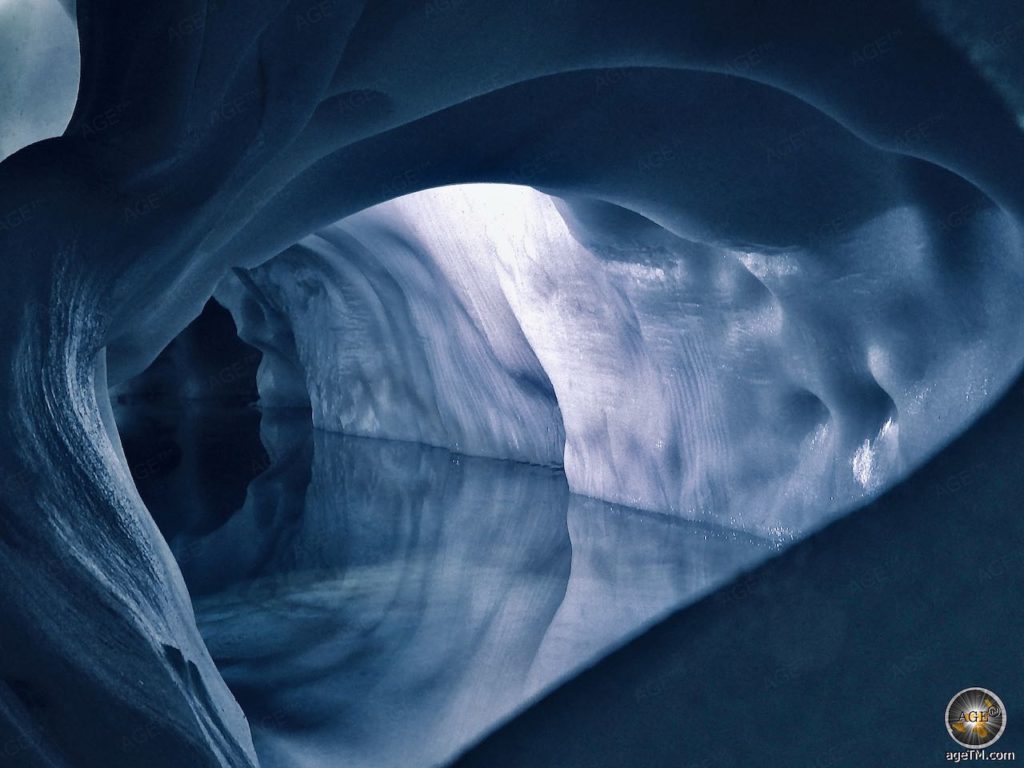 Unterirdischer Gletscher-See im Hintertuxer Gletscher - Natur-Eis-Palast Tirol Österreich