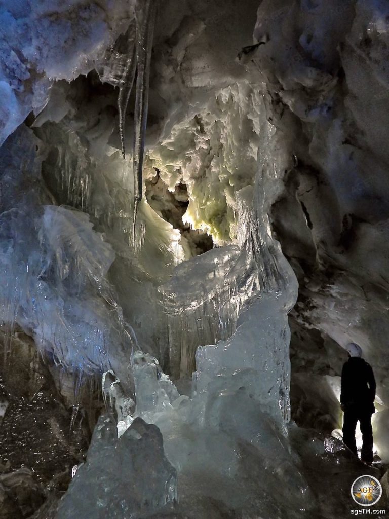 Jubiläumshalle Besuch Natur-Eis-Palast Hintertuxer Gletscher Tux Urlaub in Tirol Österreich