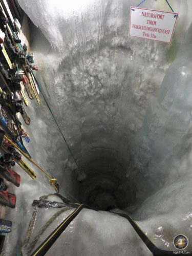 Gletscher-Forschungsschacht im Natur-Eis-Palast Gletscherhöhle Hintertux Tirol Österreich