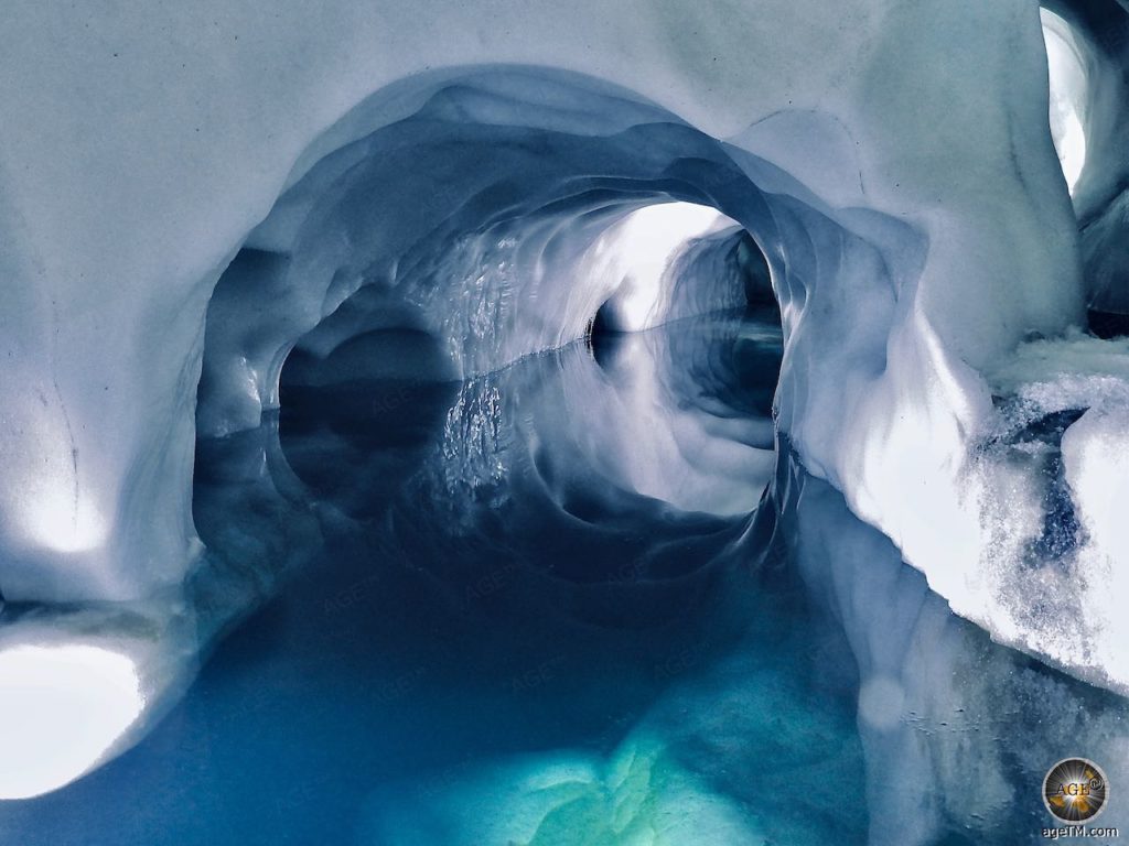 Gletscher-See im Natur-Eis-Palast - Eishöhle Gletscherhöhle Hintertux Tirol Österreich