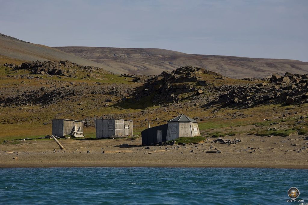 Achteckige Jagd-Hütte von 1903 bei Kapp Lee auf Edgeøya, Svalbard