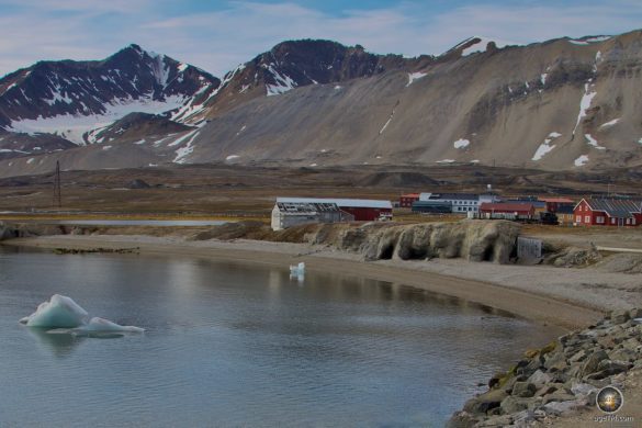 Ny-Ålesund Svalbard Forschungsstationen und Luftschiff Norge Ankermast von 1926 - Startpunkt der Nordpol Expedition von Roald Amundsen
