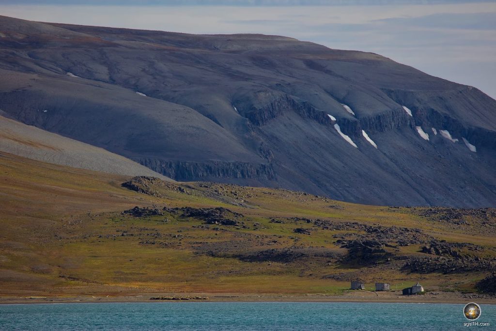 Landschaf Kapp Lee Edgeøya mit Hütten, Walrossen und Rentieren