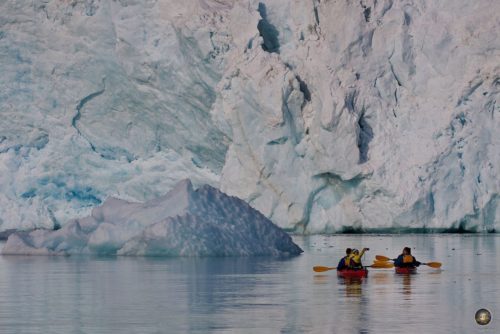 Zwei Kajaks vor einer senkrechten Eiswand am Gletscher auf Spitzbergen-Reise