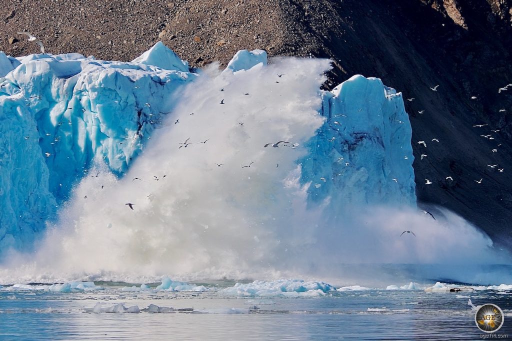 Kalbender Gletscher Monacobreen mit meterhoher Wasserfontäne nach dem Einschlag von Eis ins Wasser, Spitzbergen