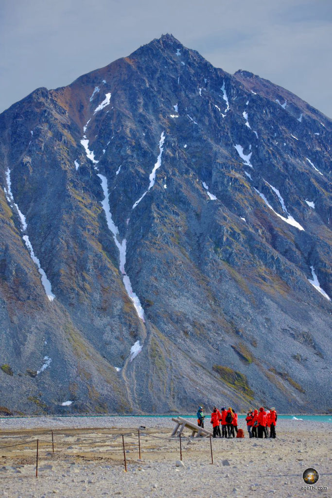 Landgang bei Gravneset - Touristen vor der Gedenktafel des Historic Site in Spitzbergen