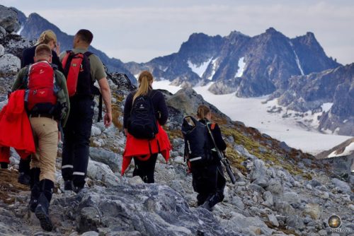 Wanderung bei Gravneset durch unebenes Terrain, Spitzbergen