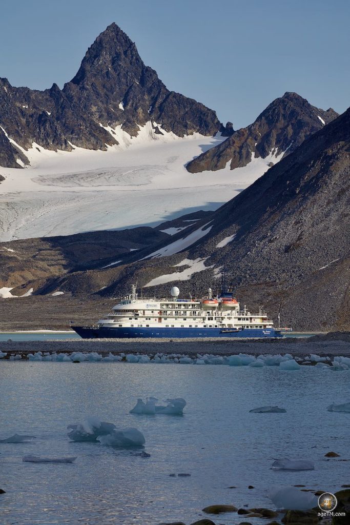 Expeditionsschiff Sea Spirit im Magdalenefjord bei Gravneset, Arctic Cruise in Svalbard