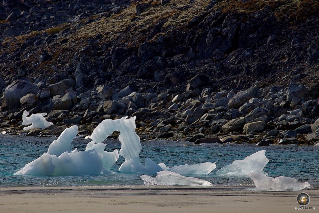Skulpturen aus Treibeis am Sandstrand von Gravneset im Magdalenefjorden