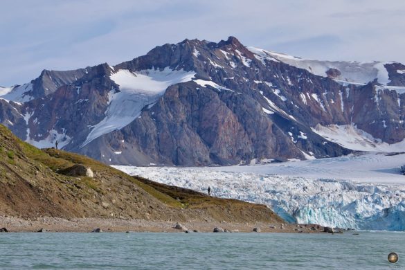 Landgang beim 14. Juli Gletscher in der Julibukta auf Svalbard-Kreuzfahrt