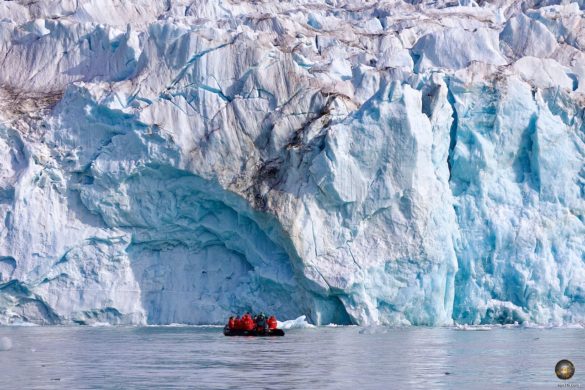Schlauchboot-Tour an der Gletscherfront des Fjortende Julibreen in Spitzbergen