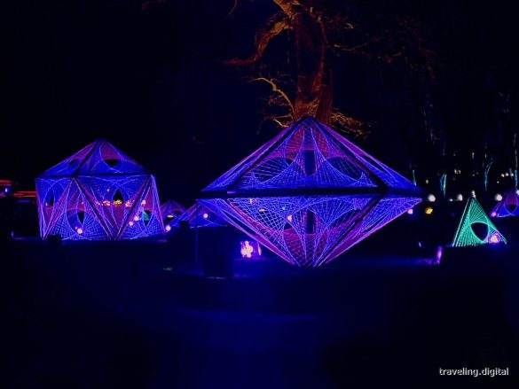 Magische Galaxie Lichtinstallation im Christmas Garden im Zoologischen Stadtgarten Karlsruhe