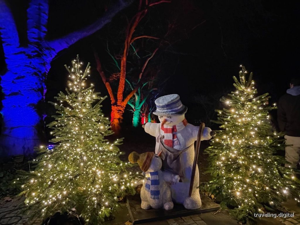 Weihnachtsbäume und Schneemänner beim Lichterfest im Christmas Garden Karlsruhe Zoologischer Stadtgarten