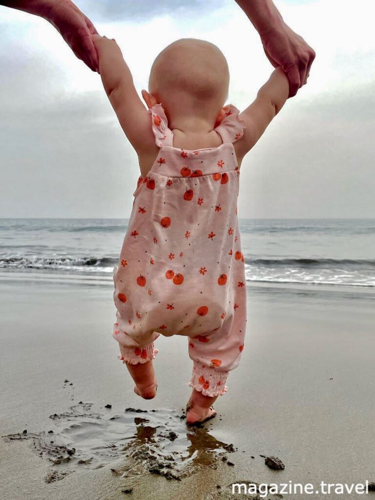 Erste Schritte im Sand - Urlaub mit Baby auf der Insel Gran Canaria Kanarische Inseln Spanien