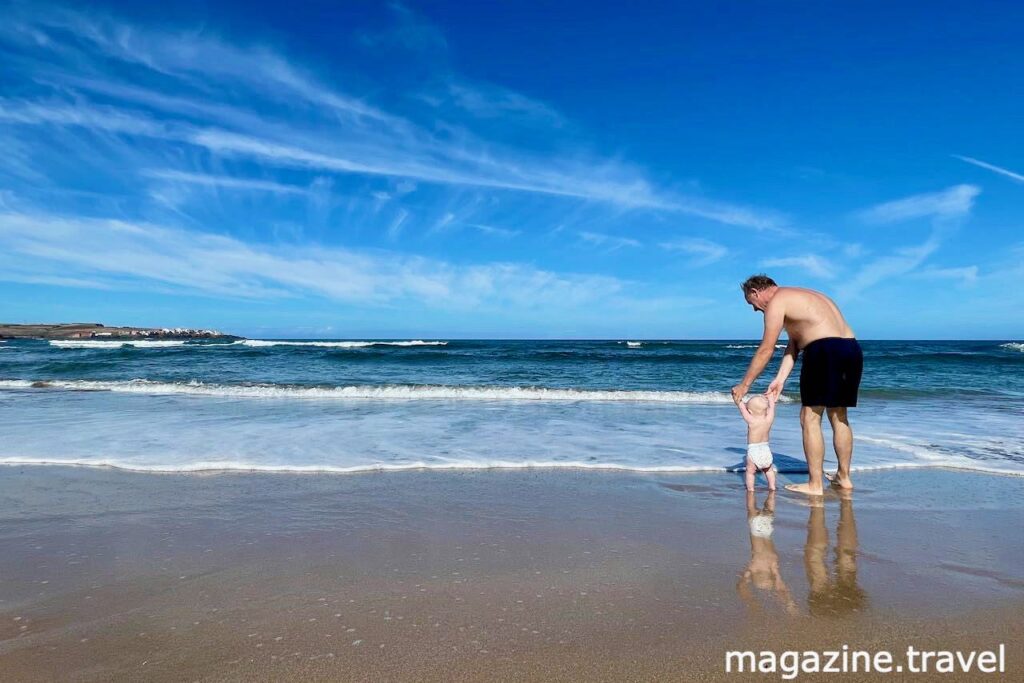 Sieben Monate altes Baby entdeckt mit Papa das Meer