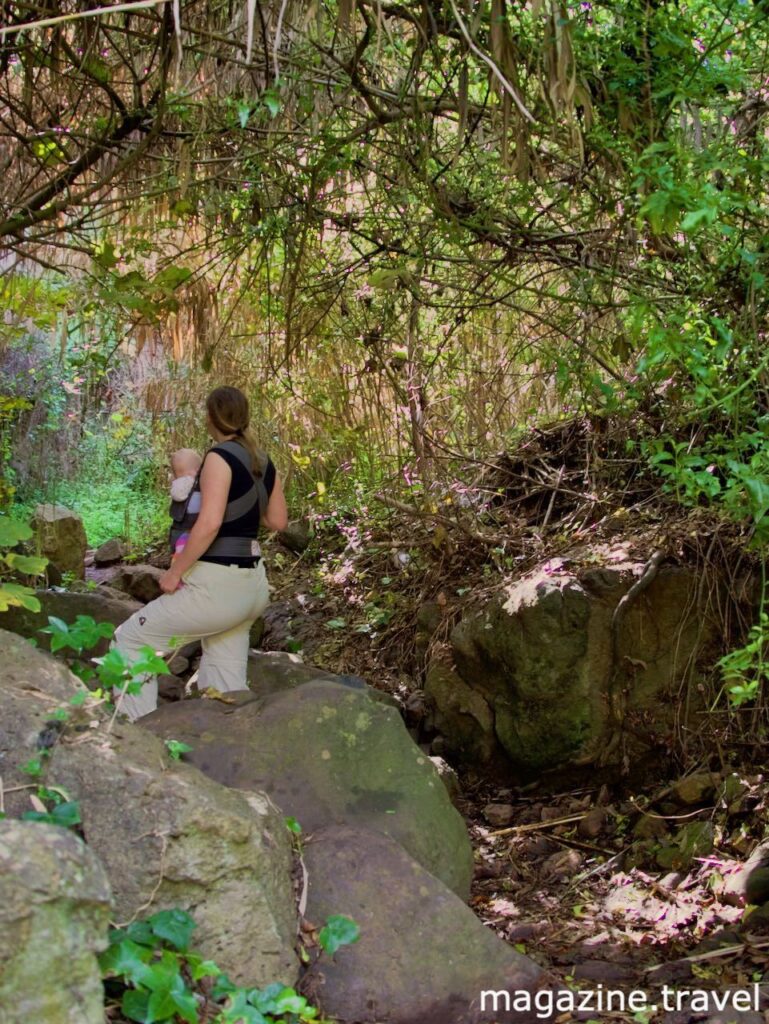 Mutter wandert mit Baby in der Trage im Barranco del Alamo auf Gran Canaria