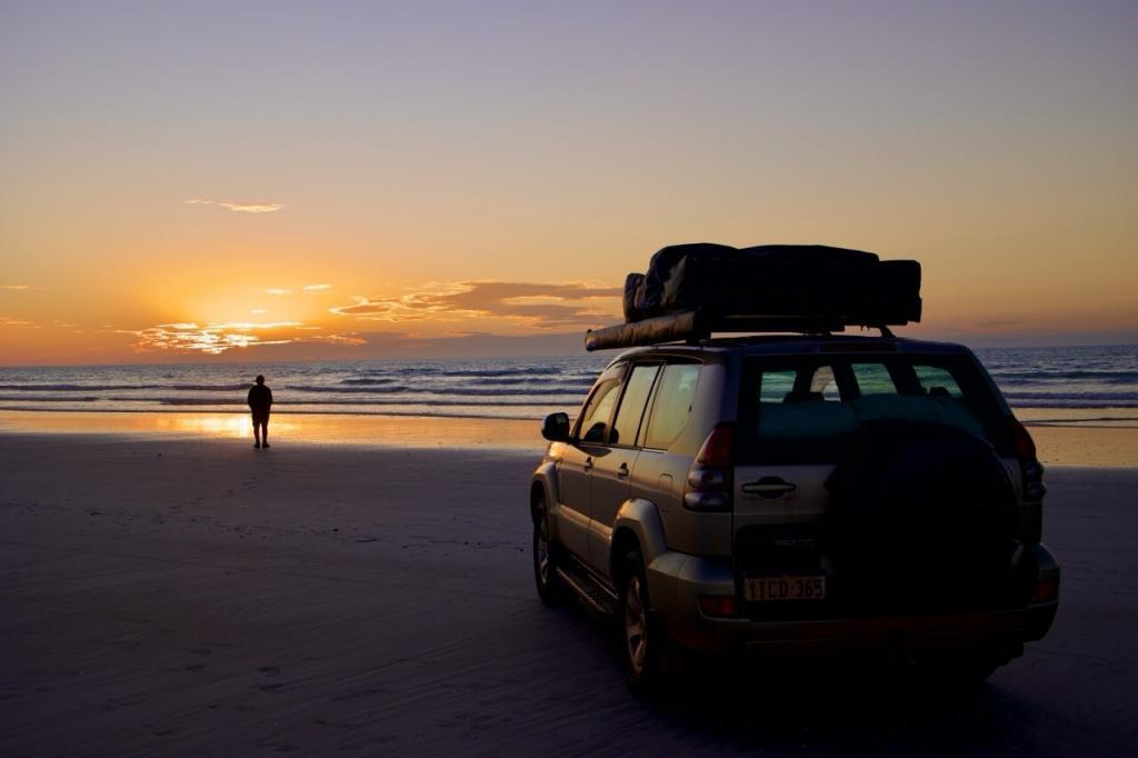 Toyota Prado Camper am einsamen Strand in Australien